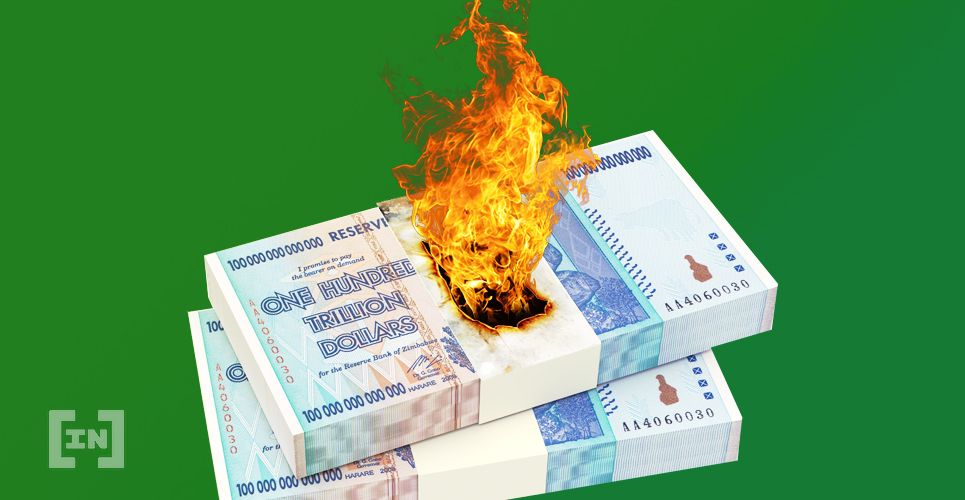 Billetes en efectivo quemándose