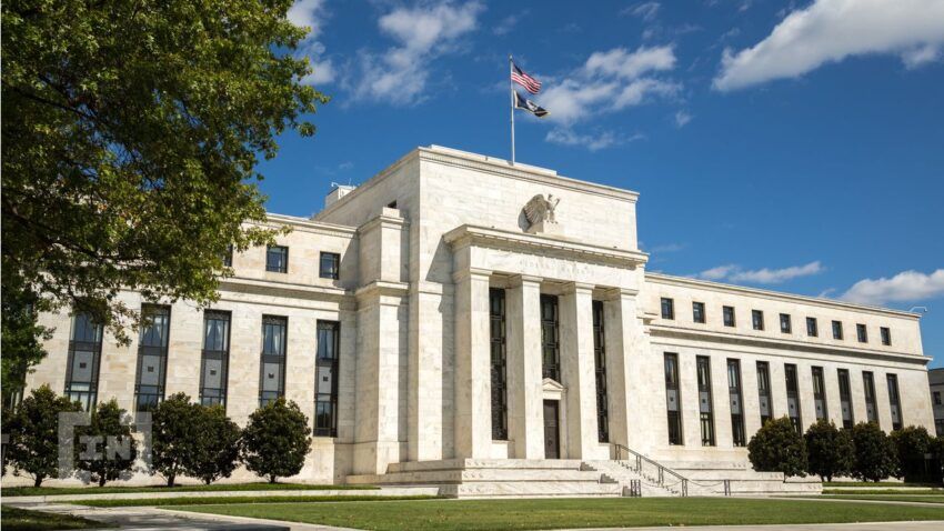 Ajuste de las tasas de interés es un “gran error” de la Fed, señala Cathie Wood