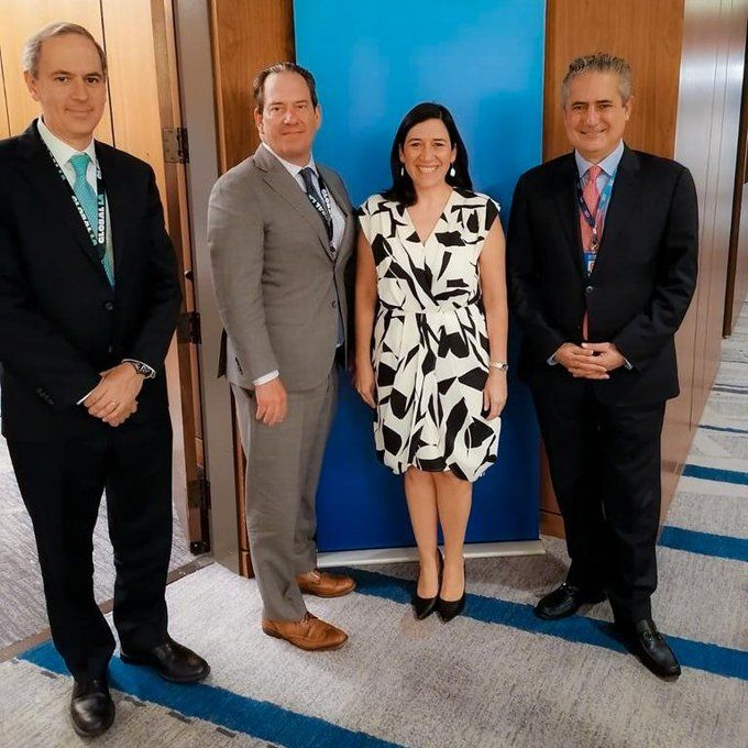 Potret Menteri Perekonomian El Salvador dengan perwakilan dari Citibank, Platzi, dan Microsoft