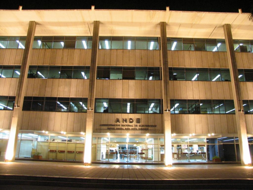 Vista nocturna de la sede de administración energética de Paraguay.