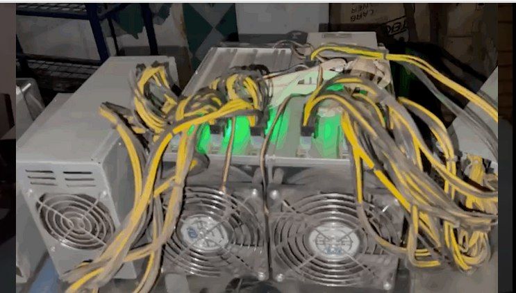 Mineros de Bitcoin incautados.